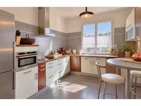 un appartement au dernier etage  t3 avec vue degagee  a perp
