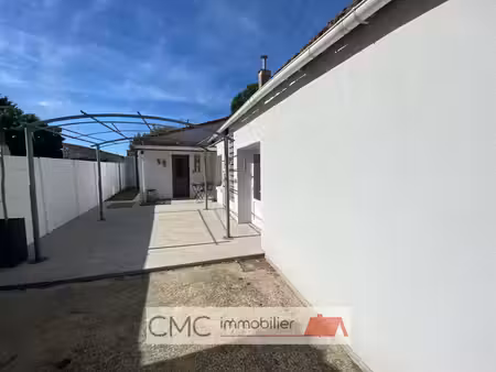 maison d'habitation avec dépendances et cour
