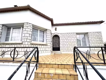 maison de ville dans un coin de campagne
