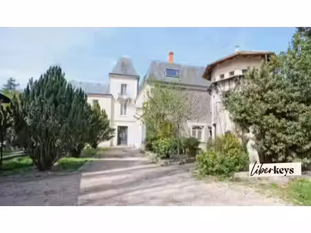 un patrimoine de caractère de 440 m² de 16 pièces de 3000 m² de jardin au cœur de saint-ch