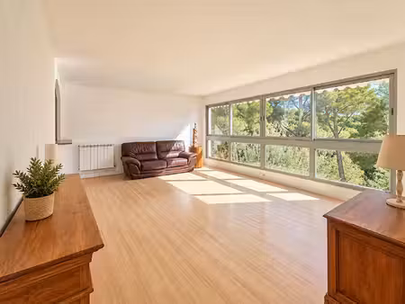 * exposition sud - vue pinède * appartement 3 pièces avec 2 chambres * parking privé + cav