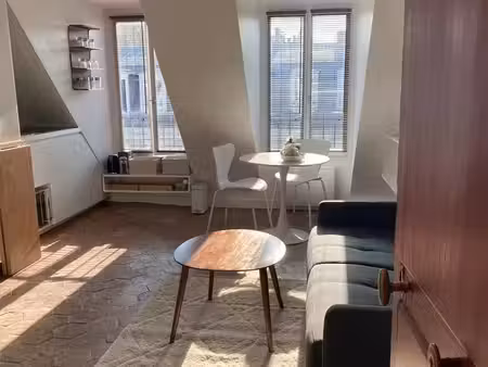 parc monceau - studio meublé de 19m². dernier étage. parfait état