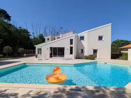 location meublée maison 8 pièces 260 m² à saint-médard-en-jalles (33160)  2 995 €