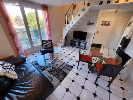 bron (69500) – t2 meublé en duplex de 47 m² avec terrasse de 15 m² et parking privé – 910 