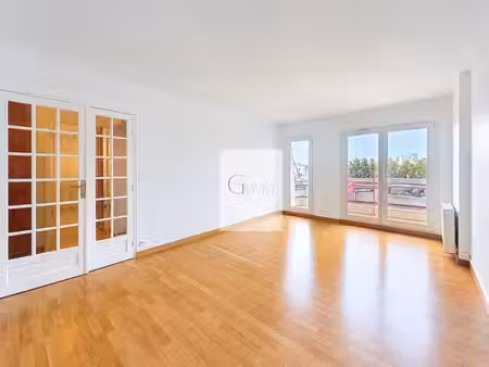 2 pièces avec balcon  parking et métro à 2 minutes à pieds