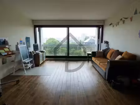 spacieux trois pieces de 80 m² avec box et cave
