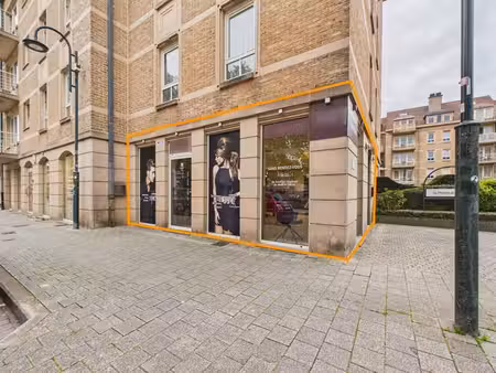 commerce ± 75m² avec de grandes vitrines et situation idéale