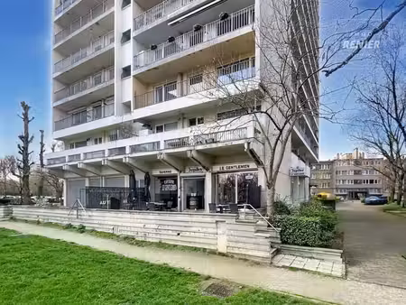 grand espace commercial avec logement privé à vendre à ander