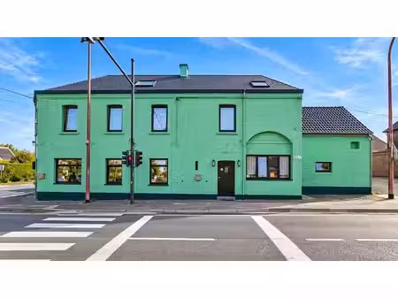 immeuble commercial polyvalent avec vaste parking et apparte