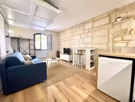 aigues-mortes intra-muros – studio 23 m² entièrement rénové – vue exceptionnelle sur la pl
