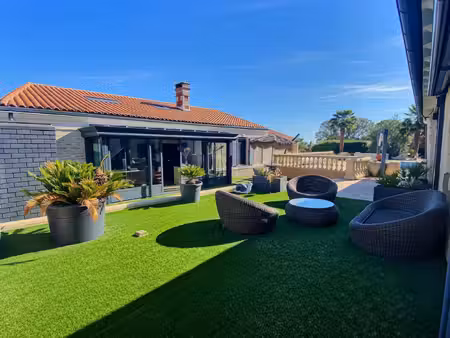 maison avec piscine  jacuzzi et beaux espaces annexes