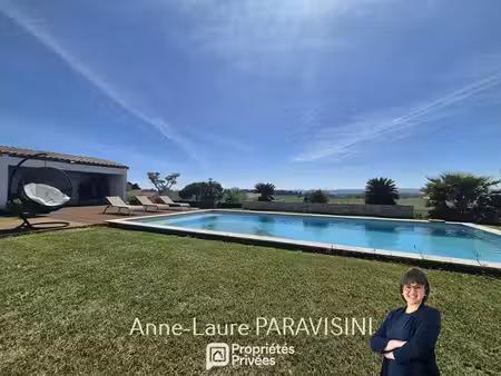 grande maison de plain-pied avec garage et piscine