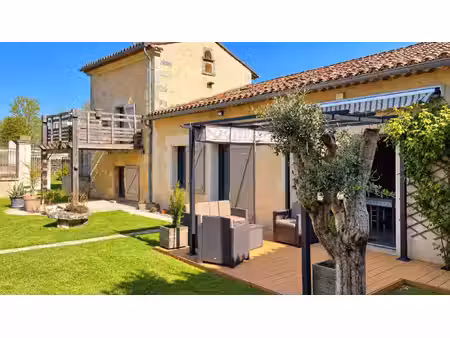 maison de caractère  gîte  145 m² de dépendances et piscine