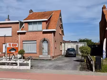 eengezinswoning met 3 slaapkamers en diepe tuin .