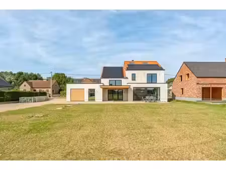 volledig gerenoveerd landhuis gelegen op 34are