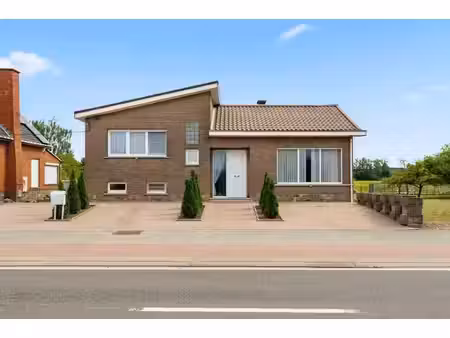 open bebouwing op topligging met 2 slaapkamers en prachtige tuin