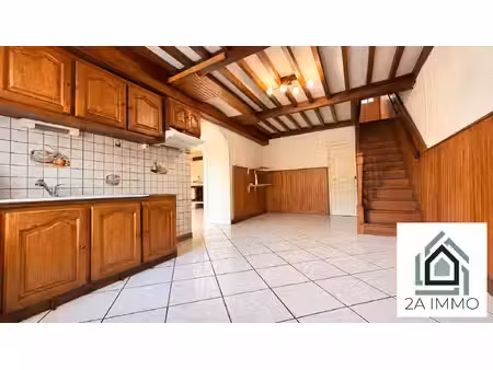 maison 2 chambres - double garage - mitoyenne d'un coté