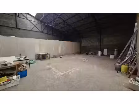 burgnac local dépôt de 350 m2.