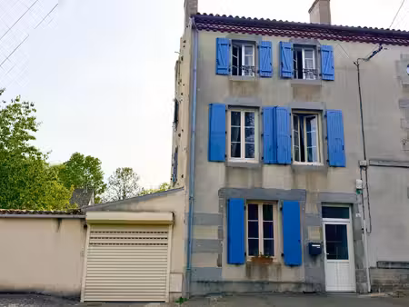 grande maison rénovée au cœur d'une ville animée dotée d'une gare