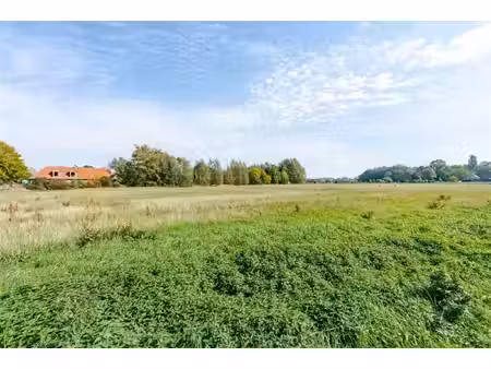 mooi zuidelijk georiënteerd bouwperceel (ca. 618m²) voor open bebouwing  landelijk gelegen