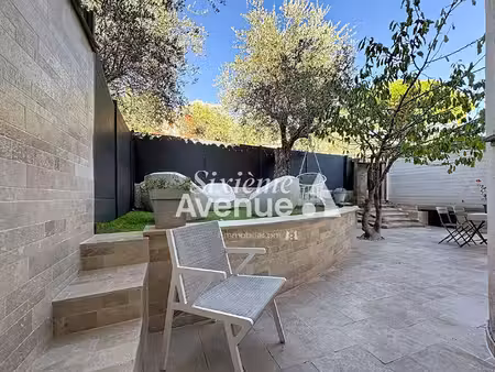 maison mitoyenne d'un coté grasse 5 pièces 111 m² avec extérieur  nombreux stationnements.