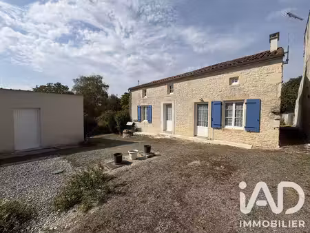 maison de village à longré (16240)