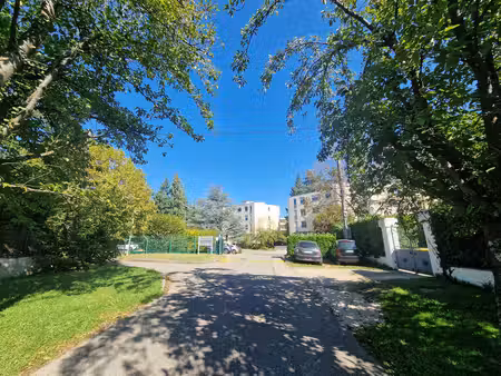 coquet t2 meublé au coeur d'une residence arborée- tennis  cave et place de stationnement 
