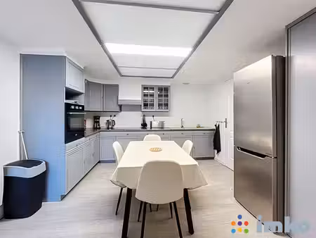 maison individuelle plain pied avec jardin et garage.