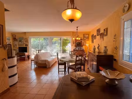 maison de plain pied avec piscine entourée d'un vaste parc arboré  aigues vives 4 pièce(s)