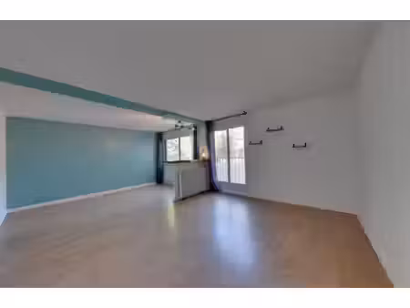 spacieux t2 traversant de 65m²