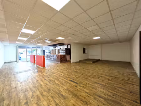 local commercial fougères 400 m2