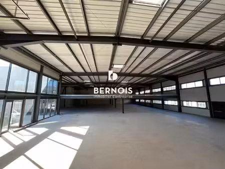 location local commercial 1 900m²
