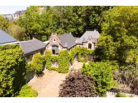superbe propriété avec jardin et 2 garages