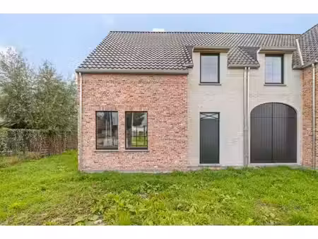 halfopen landelijke nieuwbouw met zuidgerichte tuin