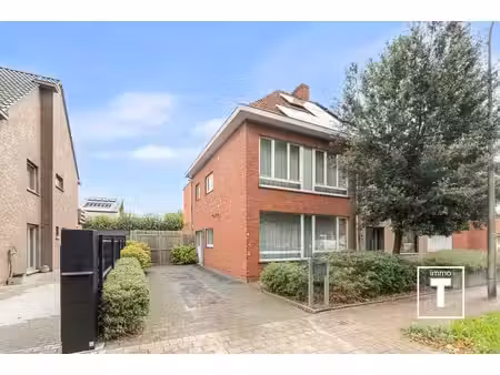 ruime halfopen bebouwing op een gunstige ligging!