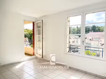 appartement au centre du village vaste séjour  une grande ch