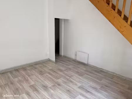 t3 duplex rénové en centre-ville de casteljaloux - 2 chambres