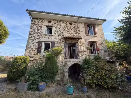 maison en pierre avec dépendances