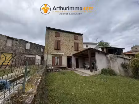 maison de village avec jardin  terrasse couverte et vue sur le château à léran