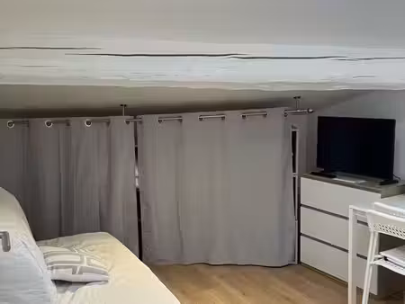 studio mansardé meublé tout équipé en plein centre de st genis laval et au pied des commer