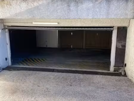 garage box fermé sécurisé