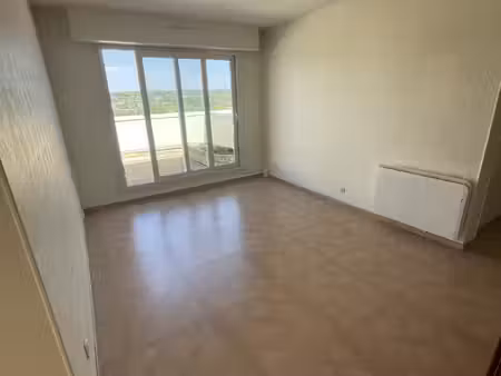 appartement situé au dernier étage d'une résidence avenue bo