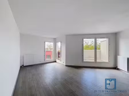 à louer – appartement 4 pièces en duplex avec terrasse et box – guyancourt