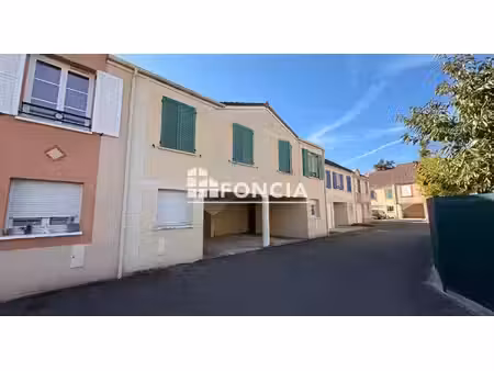 découvrez cette agréable maison de 79 m² construite en 2004  située sur une parcelle de 18