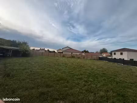 terrain constructible viabilisé 741m²