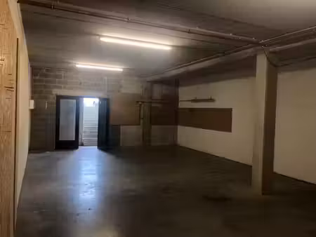 atelier 68m² avec entrée piétonne et entrée marchandise