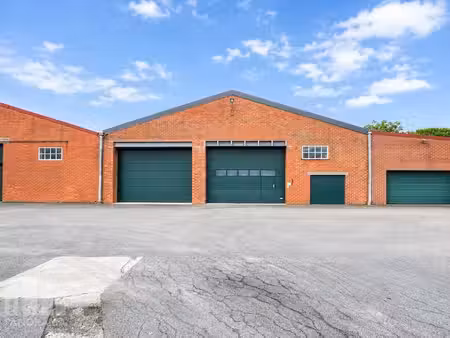 functioneel magazijn van 860 m² met 2 sectionale poorten
