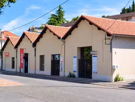 local commercial 210 m² modulable  2 entrées  cour