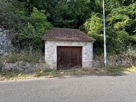 – box de 20 m² avec terrain forestier