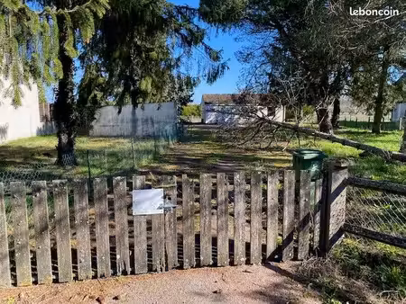 beau terrain constructible arboré avec dépendance